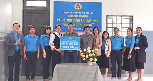 LĐLĐ tỉnh hỗ trợ kinh phí cho đoàn viên khó khăn huyện Krông Năng xây nhà “Mái ấm công đoàn”